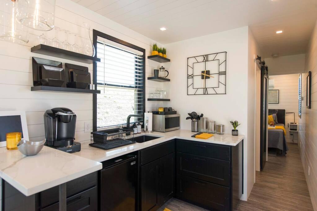 The Zephyr Modern Luxe Container Home Беллмид Экстерьер фото