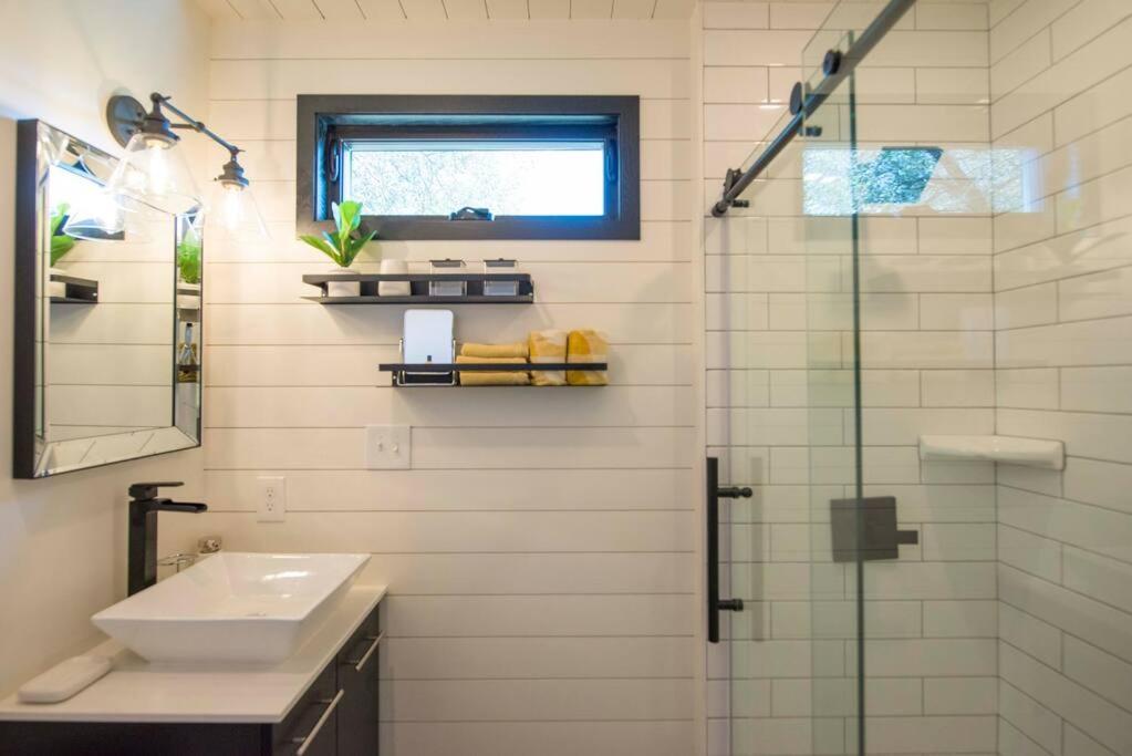 The Zephyr Modern Luxe Container Home Беллмид Экстерьер фото